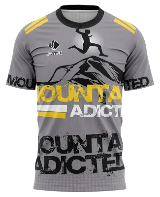 CAMISETA RUNNING COD. 079 GRIS - SILUETA MONTAÑA CORREDOR SALTANDO - MOUNTAIN ADICTED
